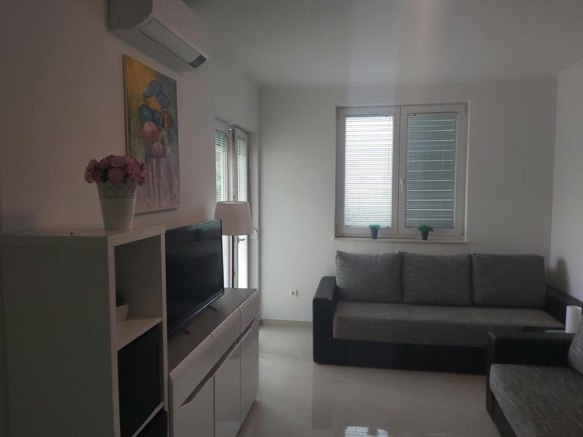 Apartment Adrijana Novalja Exterior photo
